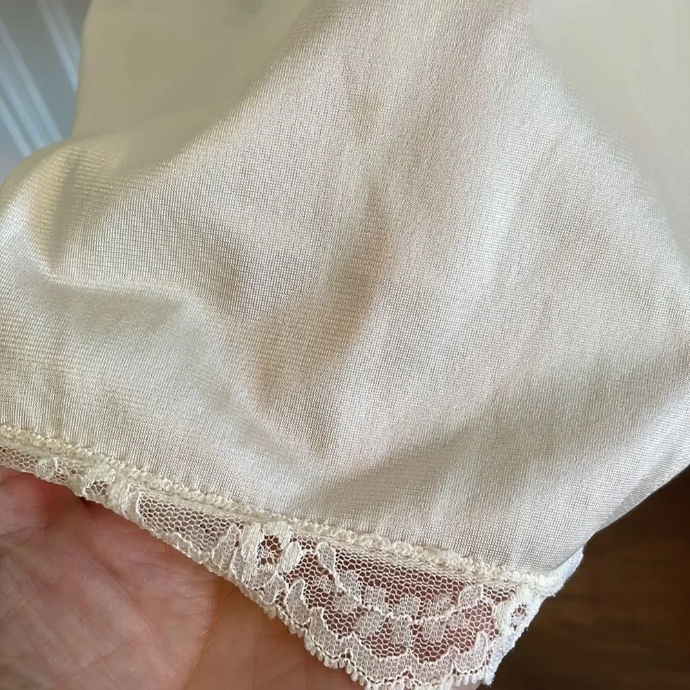 Vtg JCPENNEY cream colored full slip with lace bodice - Picture 5 of 7
